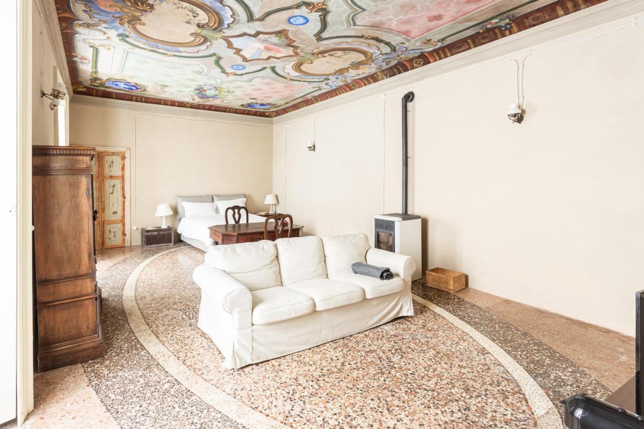 Palazzo Mia By Icasamia It Apartment Castello Cabiaglio Luaran gambar